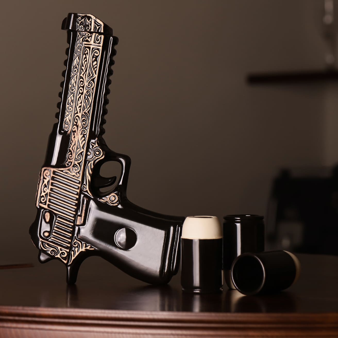 Gun Decanter Set With Shot Glasses 500 ml (Black/White)